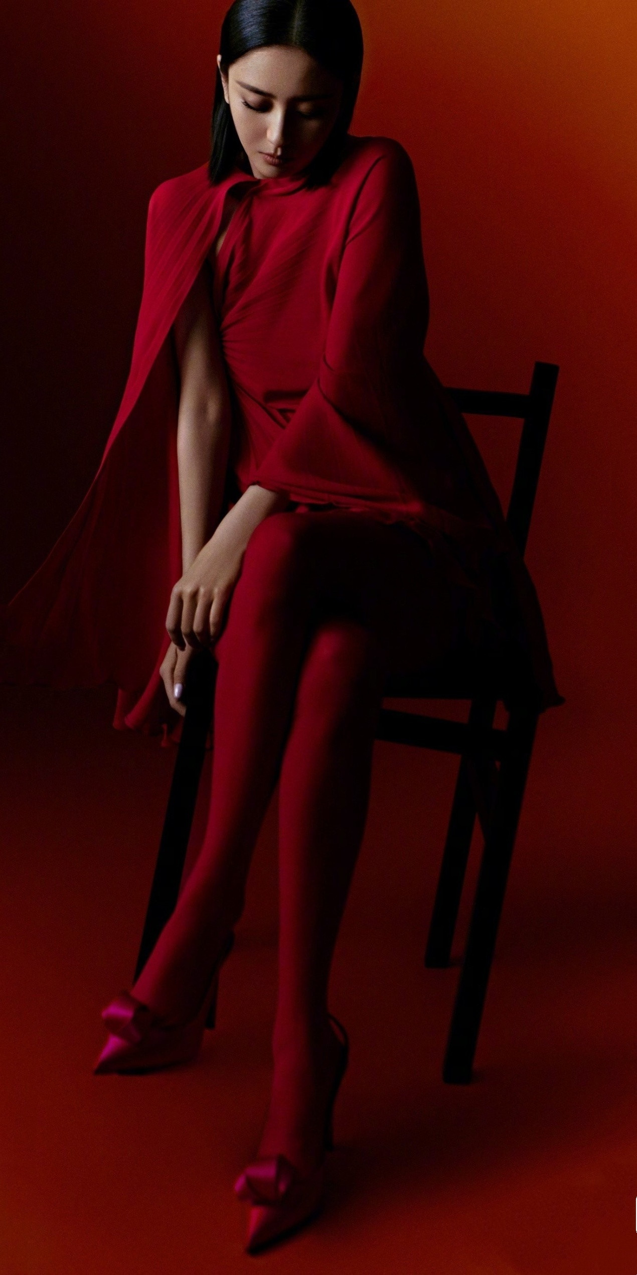 佟丽娅壁纸：丝袜妆造画报精选。佟丽娅