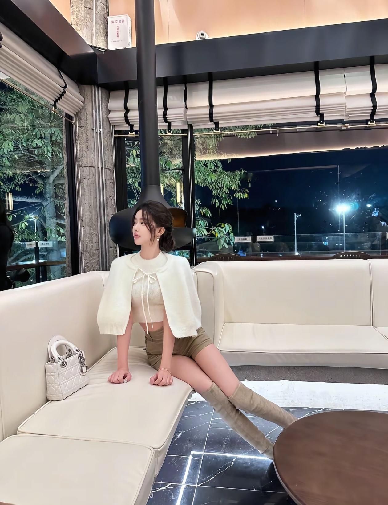 月色如水，美人倚栏。