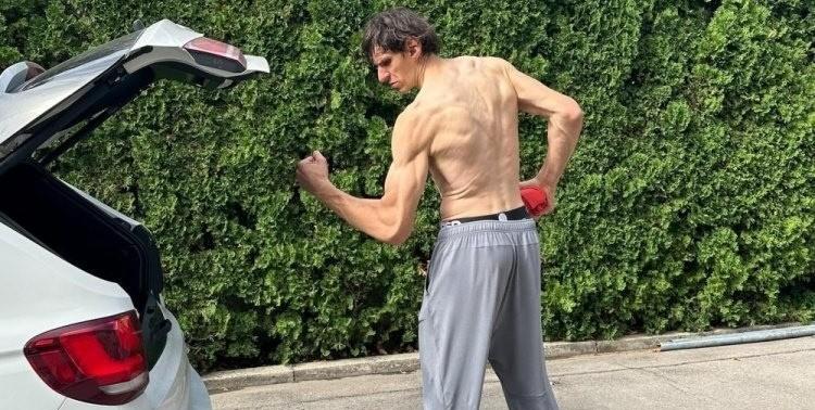 博班的这身肌肉确实不输给李小龙，可惜下赛季他已经失业在家了。消失许久的博班最近