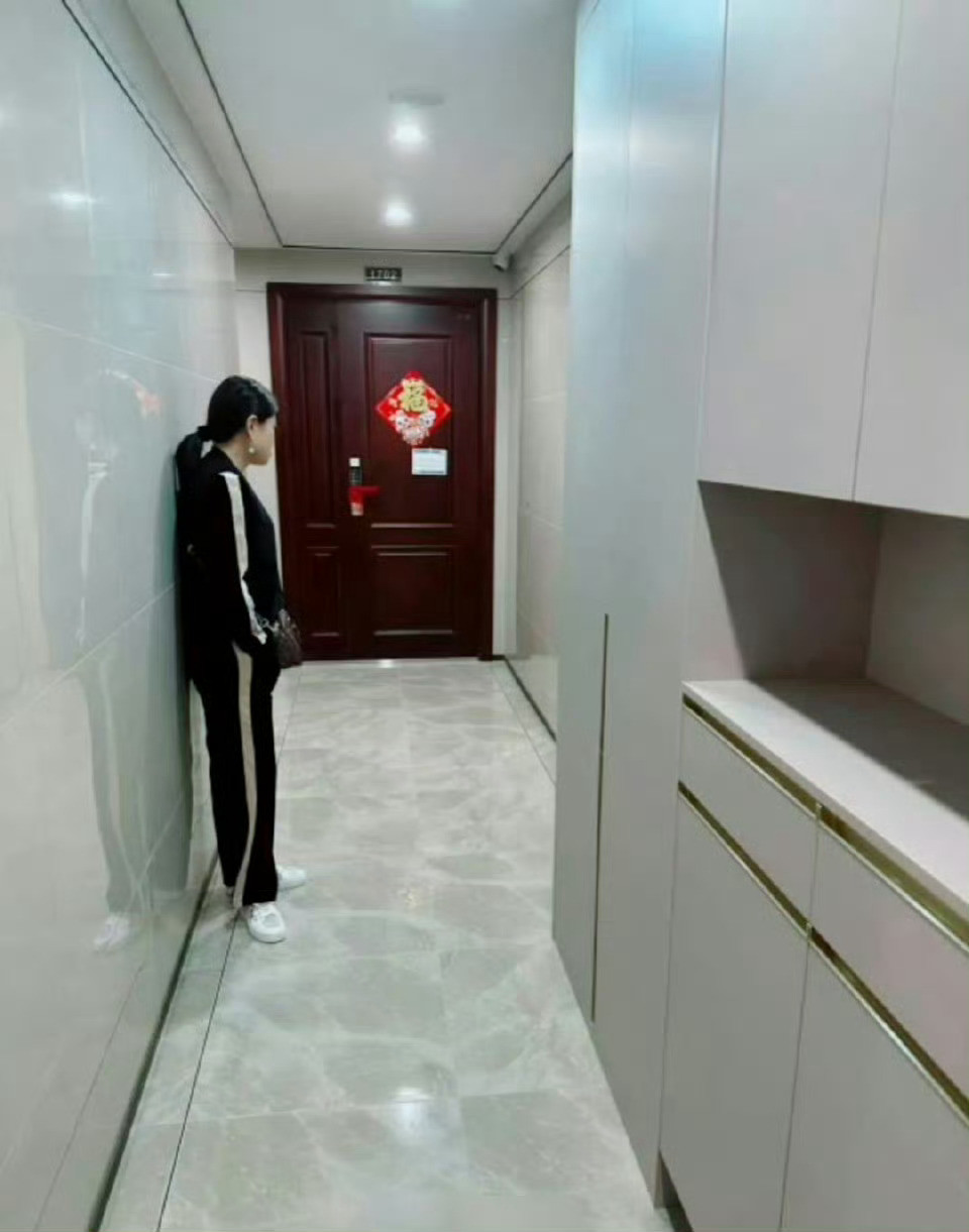 网友爆料：邻居在未通知她家情况下，在走廊摆了个硕大的柜子，公共走廊被占一半。问这