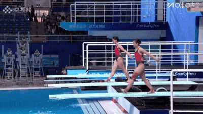 广东奥体中心游泳跳水馆，寂静得能听见空调的嗡鸣。跳板上的邓甜甜，在起跳瞬间突然定
