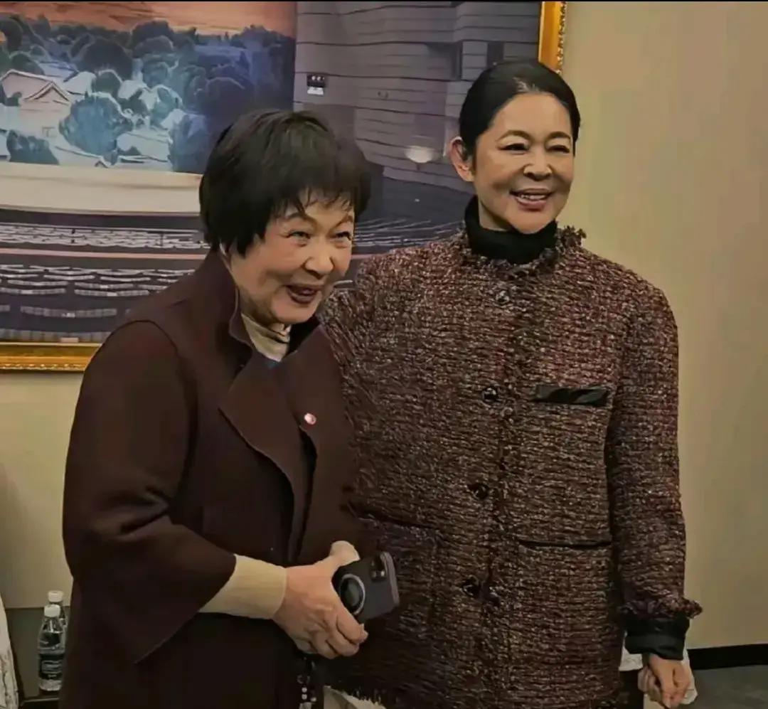 倪萍在画展被偶遇，身边那位红衣银发大姐瘦得颧骨突出，网友一眼认不出，连夜扒旧照比