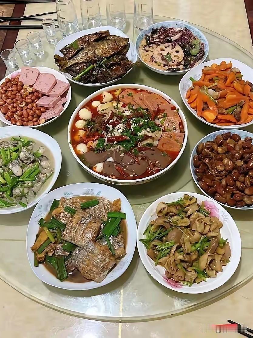 我们去给大舅拜年的时候，饭吃到一半突然大舅红着眼说，明年别来了，你舅妈做饭实在打