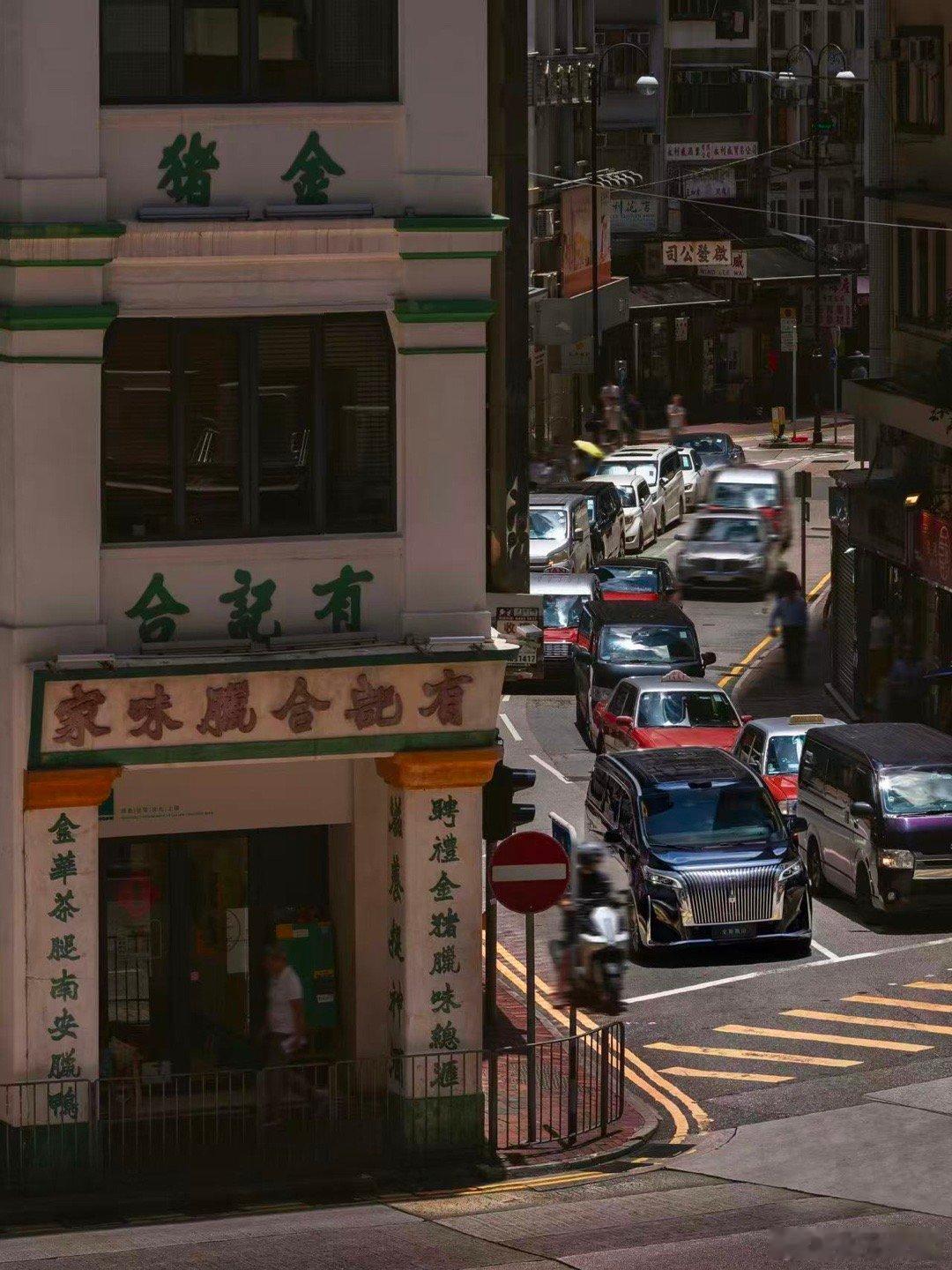 一段风靡大湾区的故事，从香港的街角开始，流转于中环流光与电车悠影间，所见，即是优