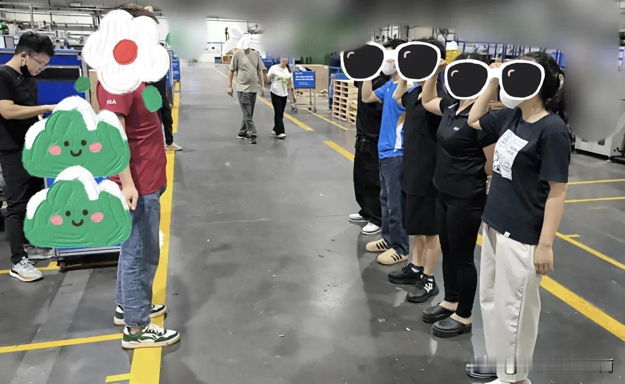 本来是给员工开会拍照，却无意间记录了有趣的一幕。晚上19点30分，部门的越南组