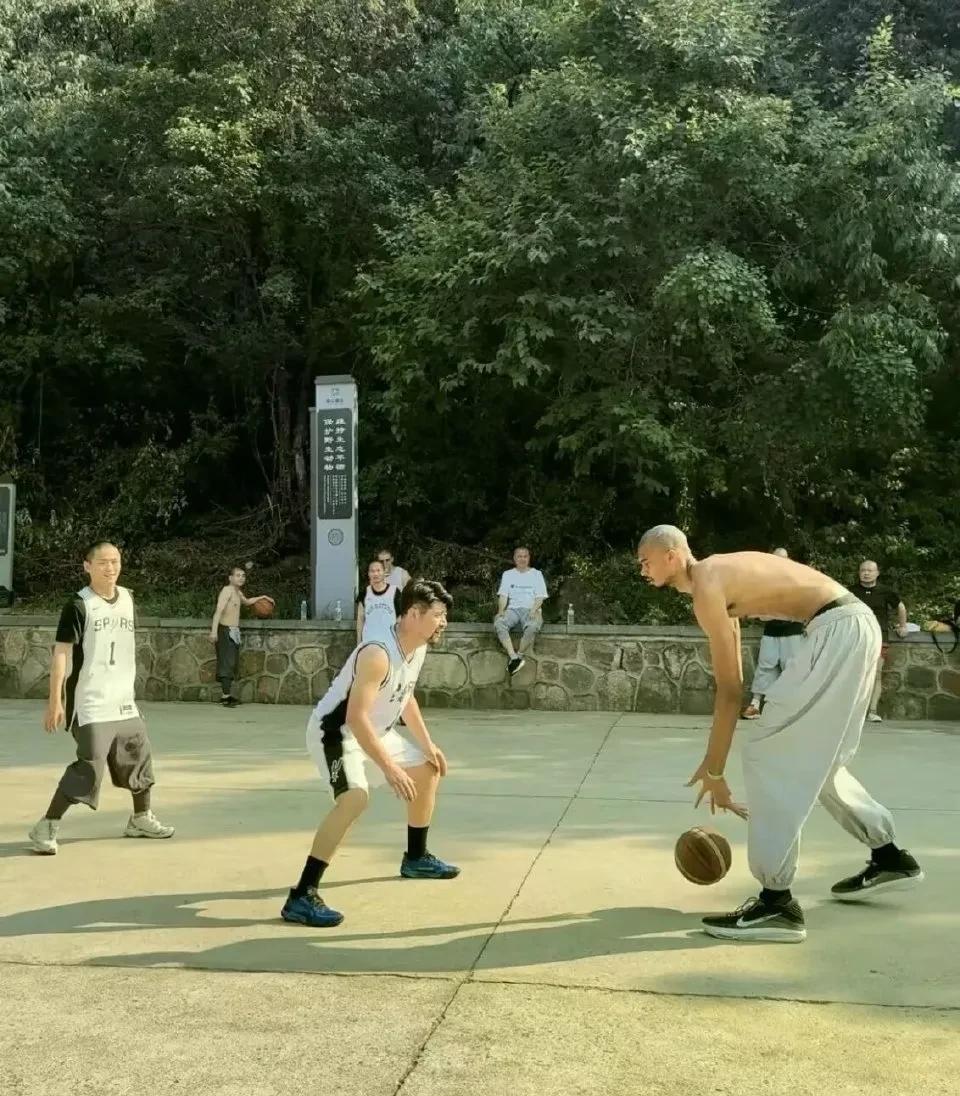 这高僧会打球吗？嵩山少林寺来了一个光头和尚，说他是什么NBA的状元，打球很厉害，