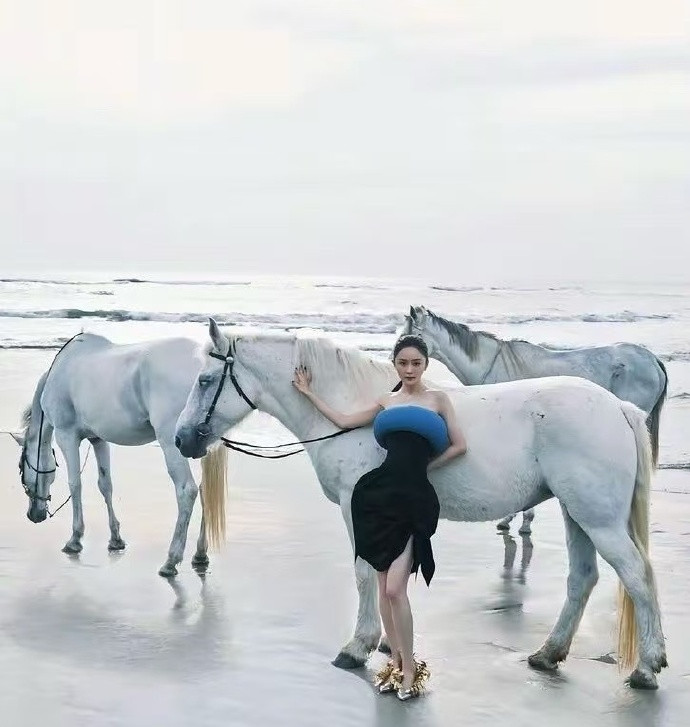 杨幂的抹胸裙看起来好搞笑，像是套了一个蓝色橡胶游泳圈。​​​