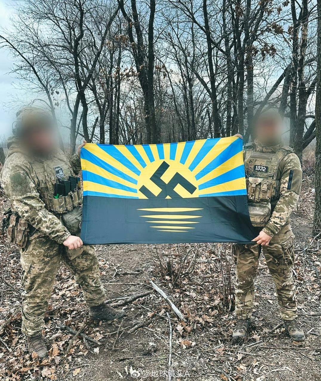 顿巴斯前线，乌克兰士兵手持“纳粹旗”合影。这个图案有点意思，有纳粹标志，也有黄