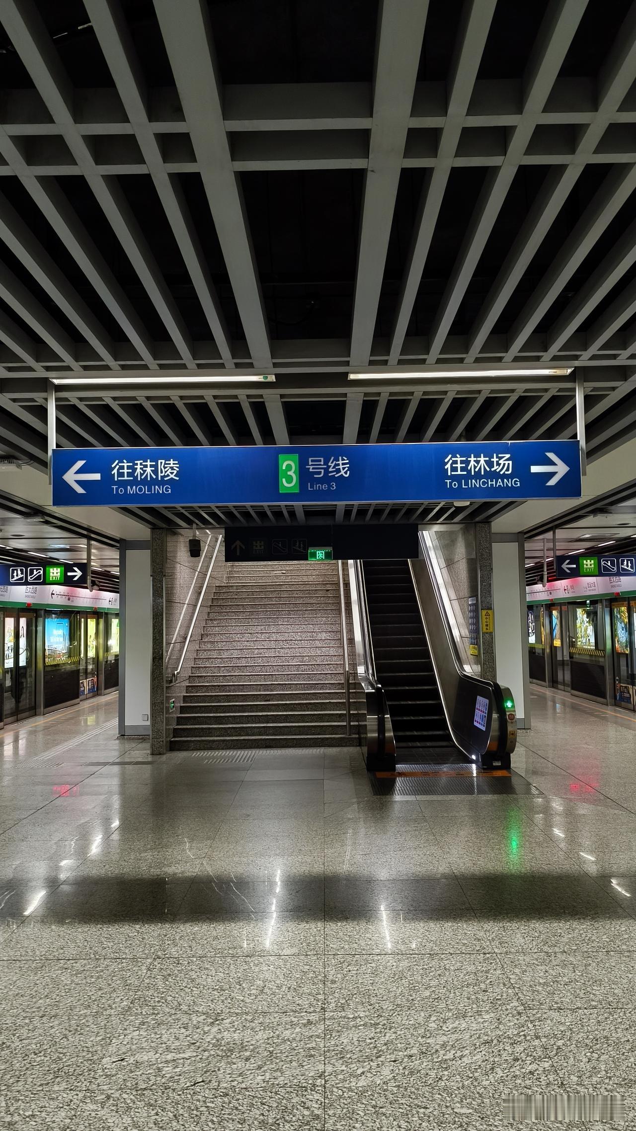 南京这个地铁操作我第一次坐的时候直接懵圈。上次赶早班机从市区坐6号线往机场走，