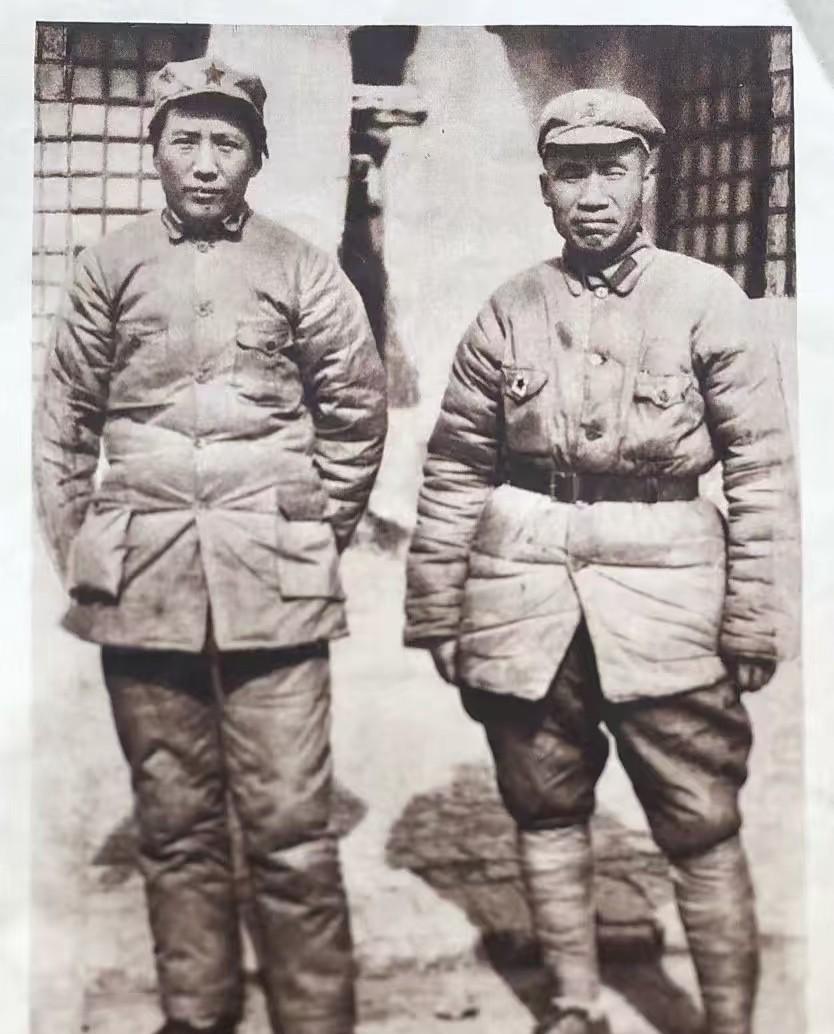 两位伟人在延安同框，朱毛一家，珠联璧合，令敌人闻风丧胆，向主席、朱总致敬！