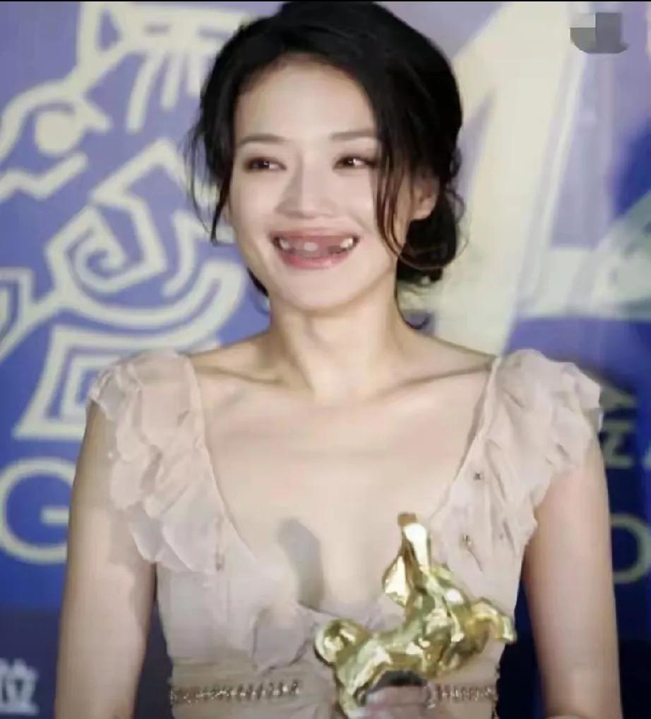 49岁舒淇直接美出新高度！亮相新加坡国际电影节，一袭粉色雪纺低胸装，青春又靓丽。