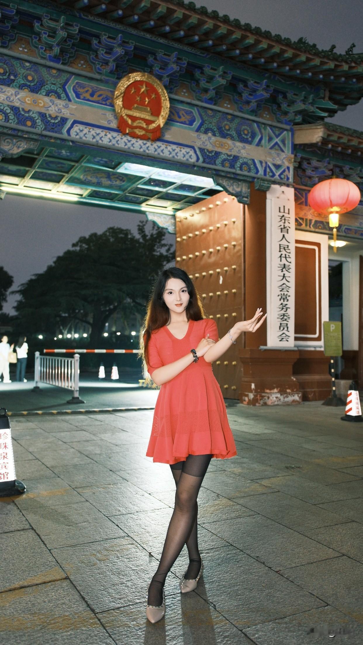 女生怎么穿搭会看着很温柔?红色连衣裙选对款式，温柔感直接拉满。比如那种修身的茶歇