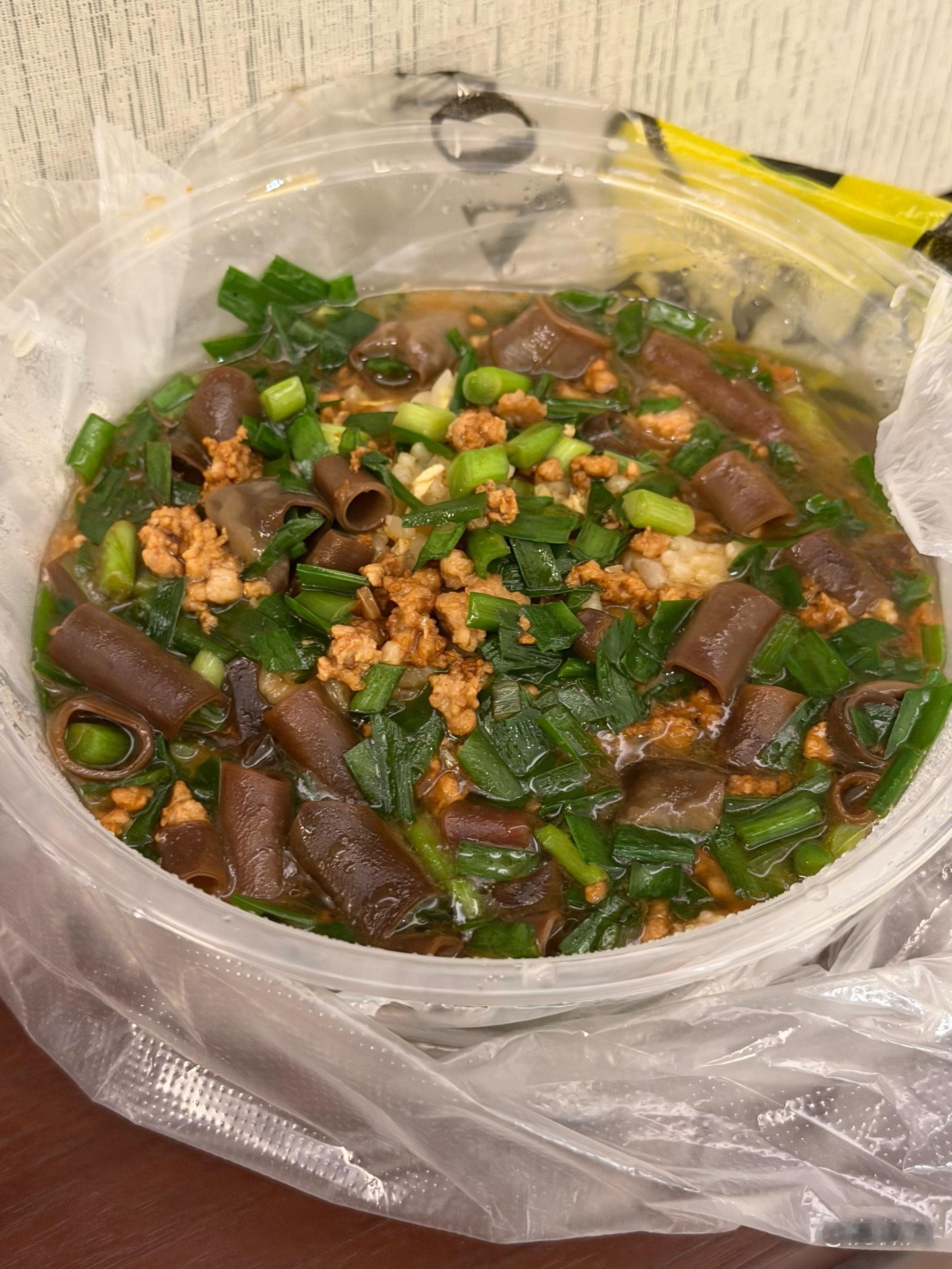 这俩人在青岛也是美美吃上海肠捞饭了