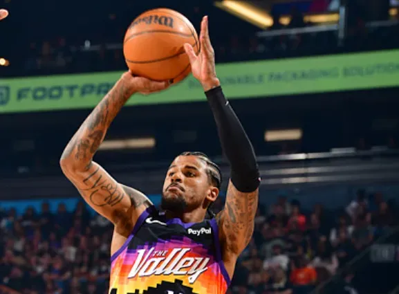 NBA常规赛独行侠107-112不敌太阳比赛第一节，杰伦-格林开场刚四分钟就