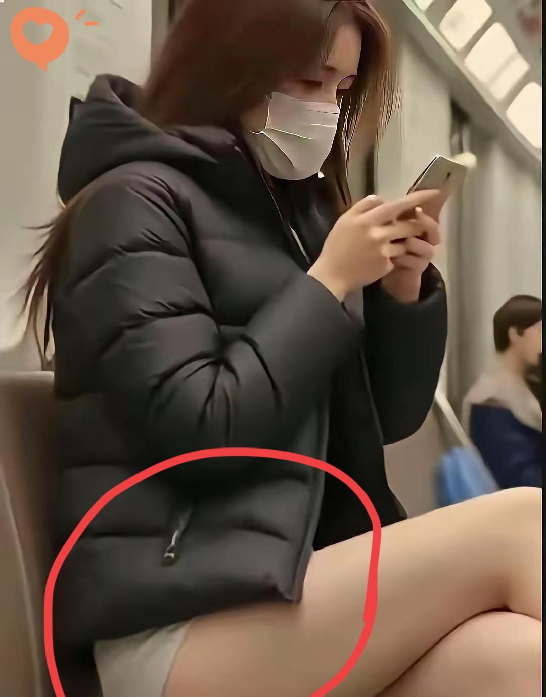 地铁阿姨撞见奇装怪，体感自由挑战老规矩，谁该定义衣着底线？今早坐地铁