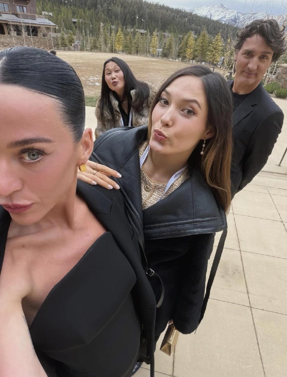 谷爱凌的人脉圈又增加了两位名人，正是美国女歌手水果姐和她的男朋友。近日，水果