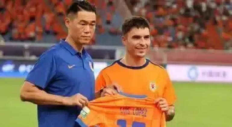 别以为合同里“自动续约”是福利——泰山队正被这四个字卡住喉咙，120万欧元赎身费