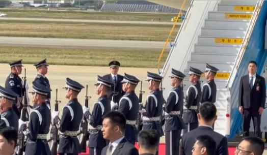 高规格接待中国 当地时间10月30日上午，中国方面如期抵达韩国，在现场受到了