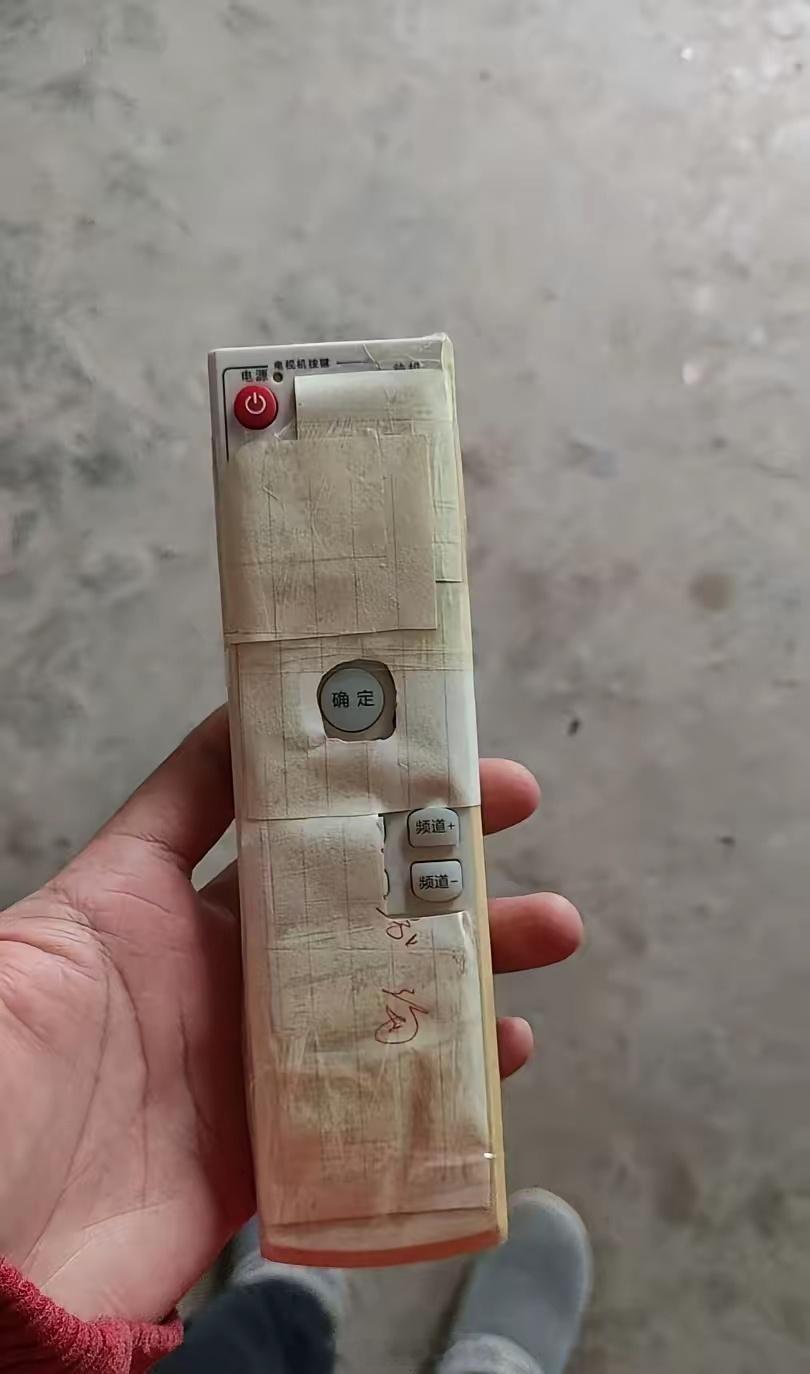 遥控器按键太多，为了让老人直接看电视，网友也是绞尽脑汁