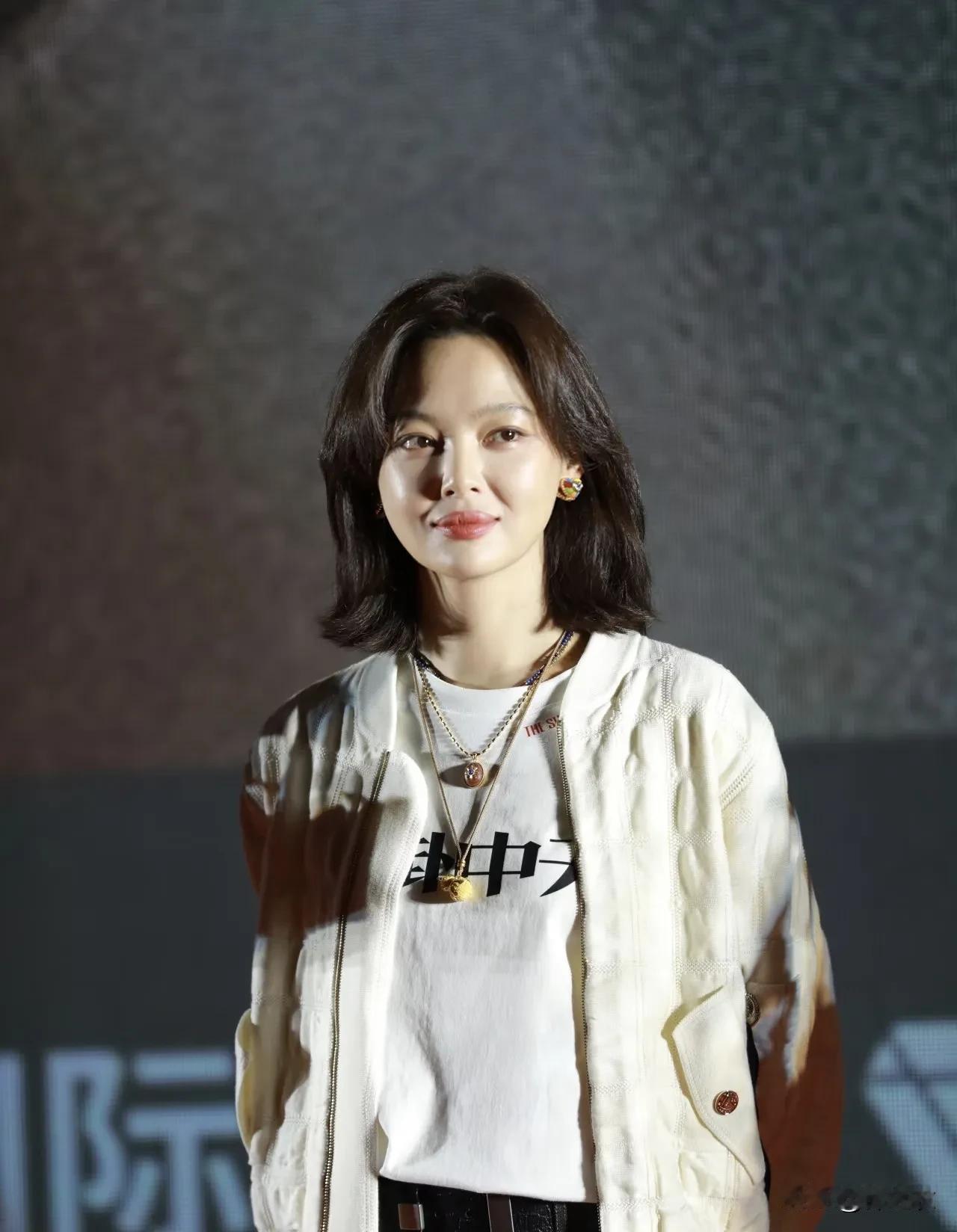 对于辛芷蕾今天回应自己得奖的争议性，有网友说，其实我觉得运作也不是什么贬义词吧。