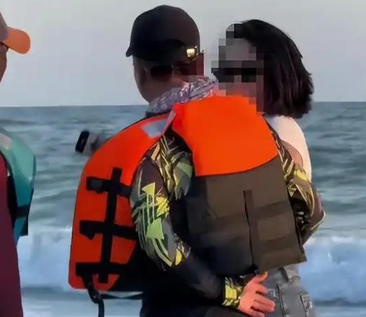 北海银滩上，女生连喊六次“不需要”，两名男子却硬是将她逼到了涨潮的海边。身后是波
