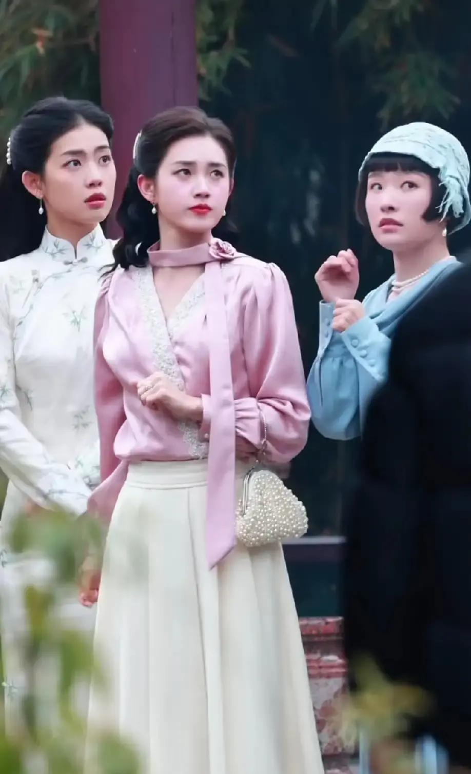 郭宇欣穿月白旗袍那张路透一出来，我手机差点被刷屏。路透里她站在雕花窗下，抬眼