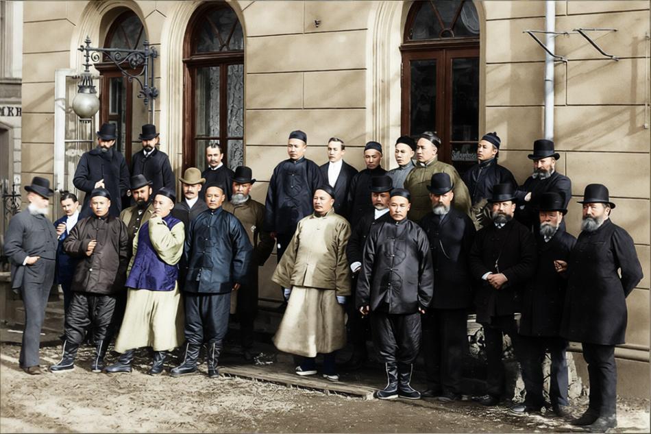 1890年，德国鲁尔区埃森克虏伯公司大楼前。清朝派往德国的军事留学生与克虏伯公司