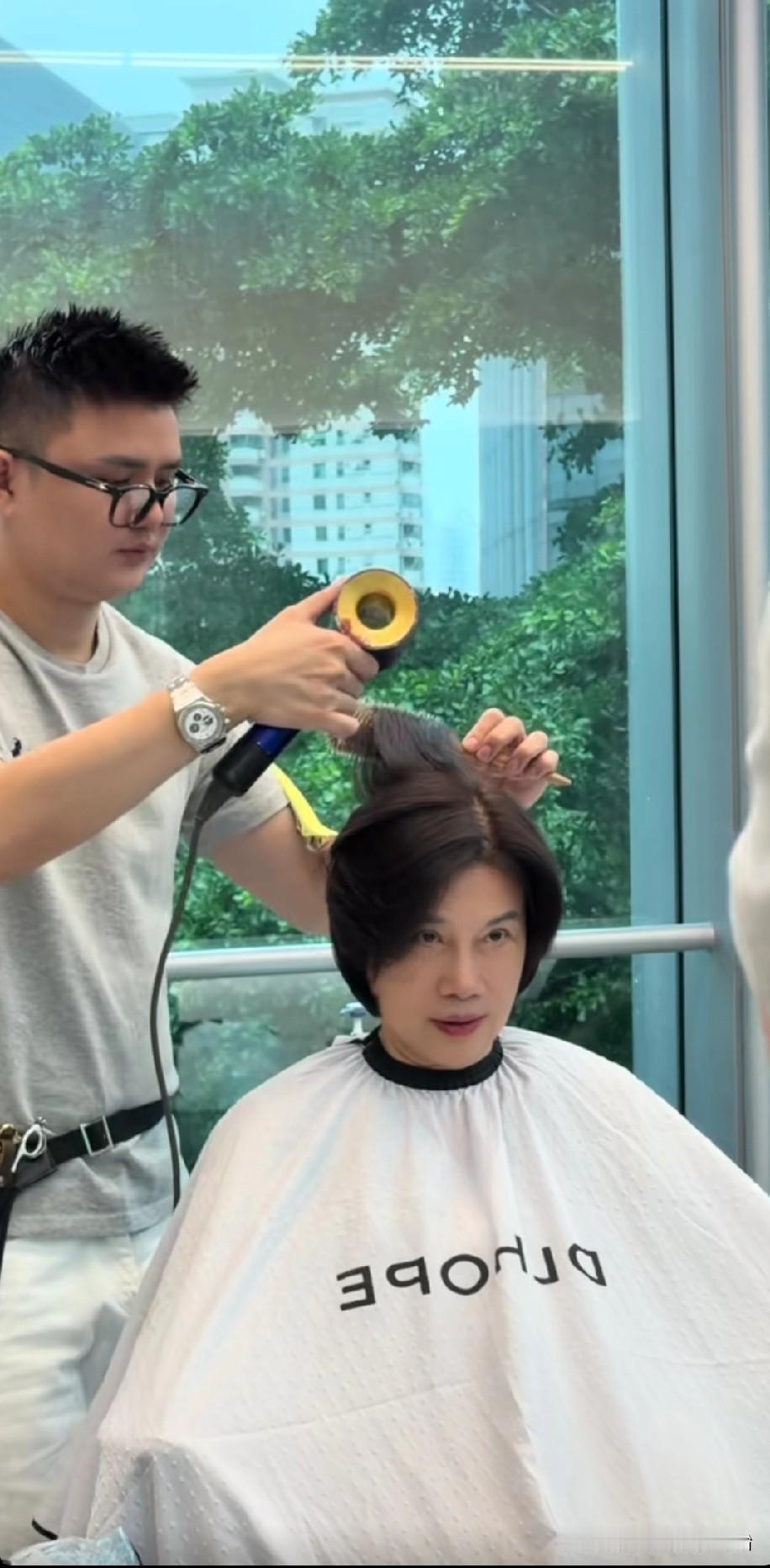 格力董事长董明珠真的是一位爱美之人。最近，董明珠去广州一家高级发廊理发，店长