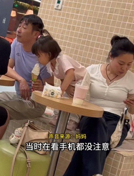 笑不活了！北京，一妈妈带着自己不大的女儿逛商场，期间母女俩在休息区歇脚时，旁边一