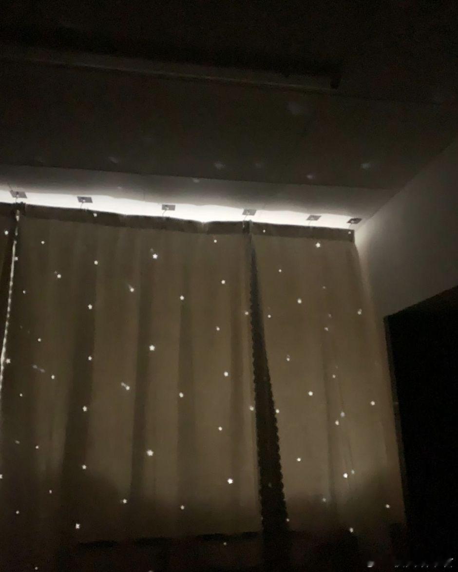 昨晚玩到一点半看见室友也没睡瞬间放心了​​​