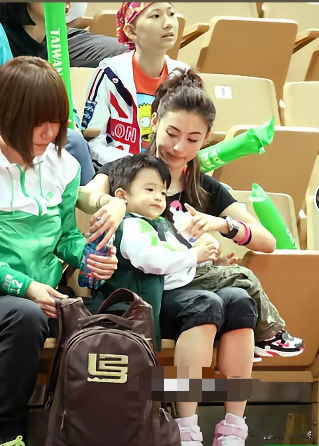 这大概是张柏芝最幸福的时候了吧！她随身携带着lucas的奶瓶，全程都亲力亲为带孩