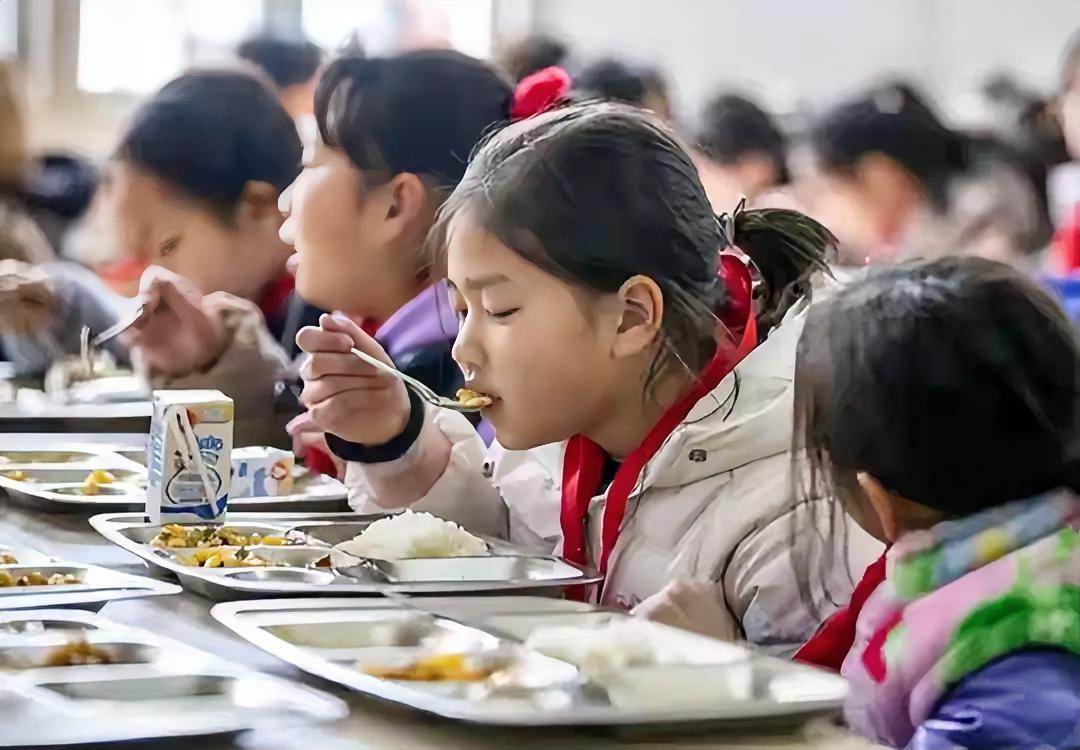 1.25万亿军费遭腰斩！赖清德傻眼：蒋万安一碗免费午餐，掀翻绿营棋局赖清德