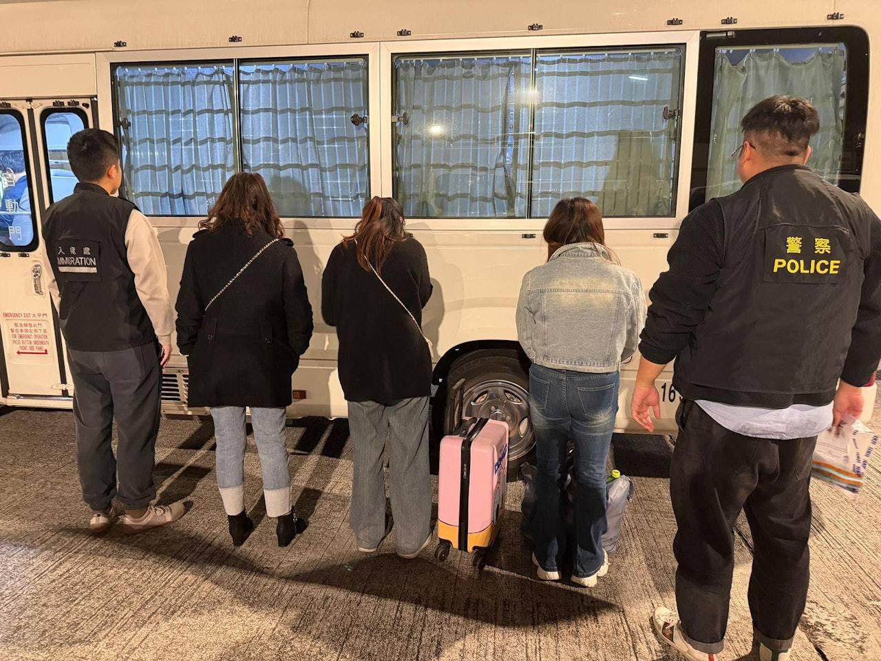 香港扫黄8名女子被捕最大62岁这个不能说每天都有，几乎三天两头查到。¹还有泰国