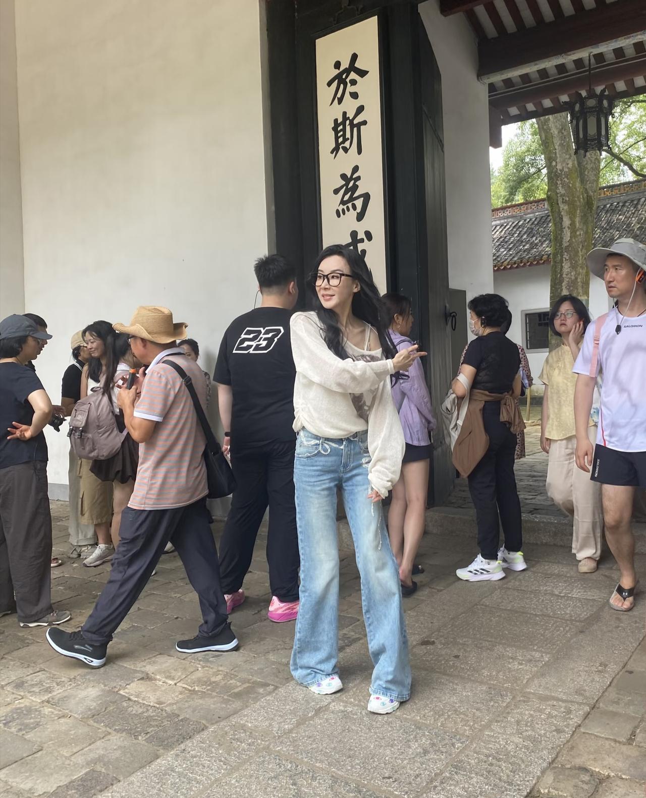58岁萧蔷现身湖南岳麓书院游玩，她只穿了一身简约的日常休闲服，略施粉黛，整个人还