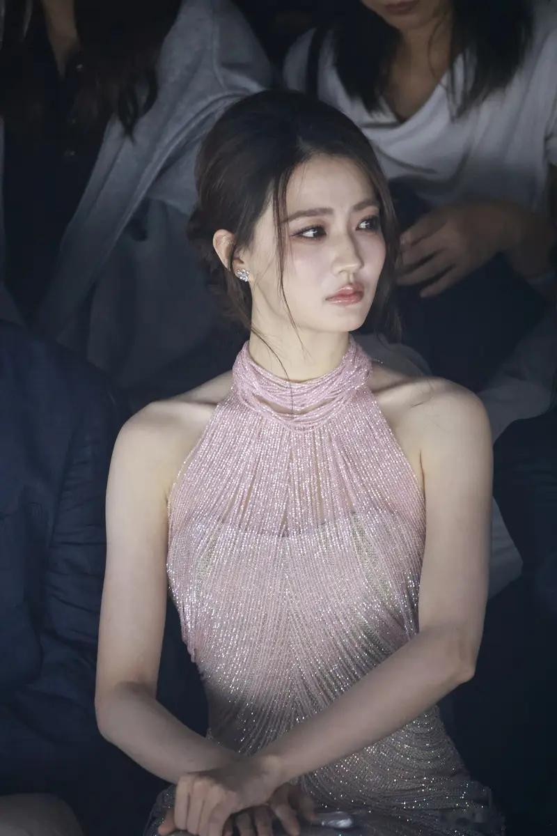 徐璐参加上海时装周穿粉色长裙尽显温柔气质近日，上海时装周正在举行中，演员徐璐现