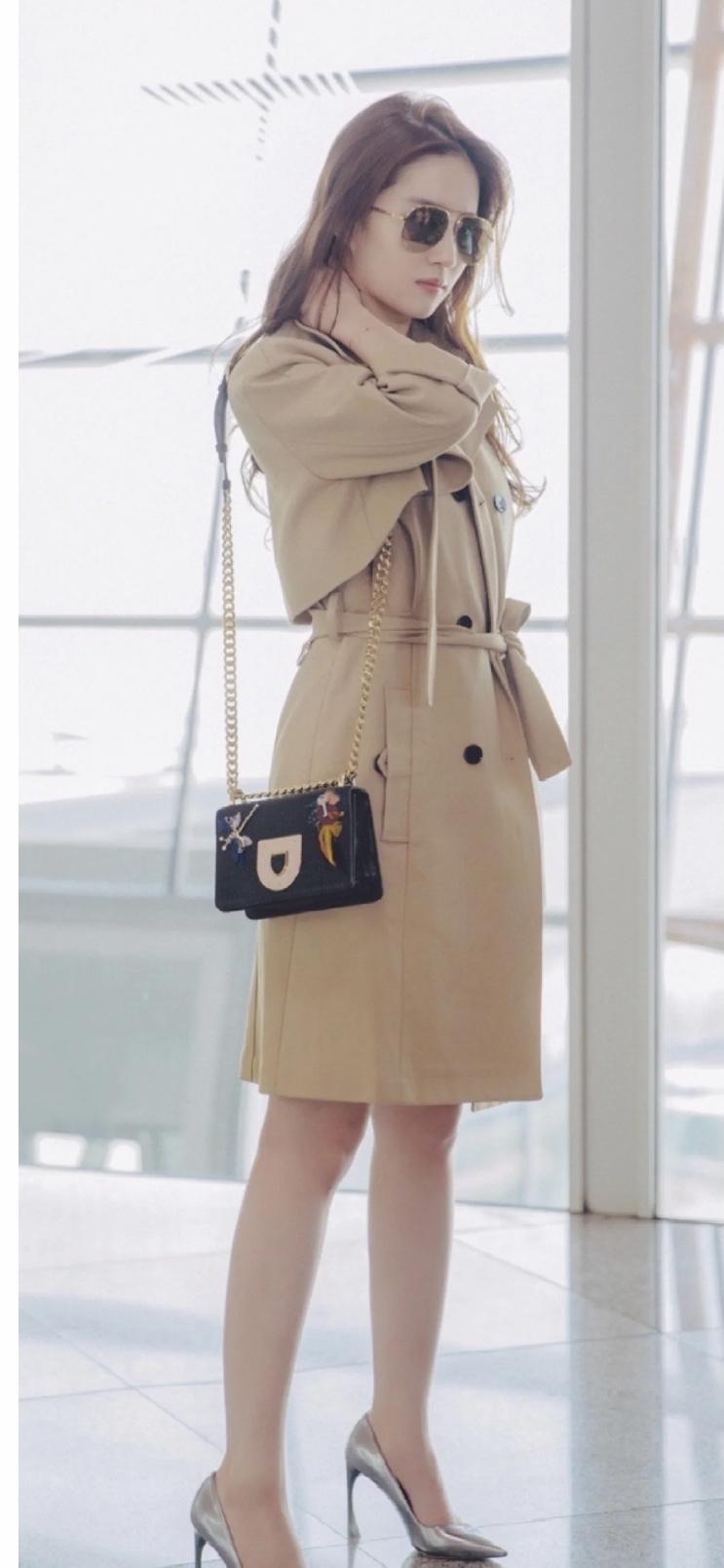 时尚都市风，米色风衣搭配大墨镜，尽显优雅气质！👗🕶️卡其色风衣穿搭