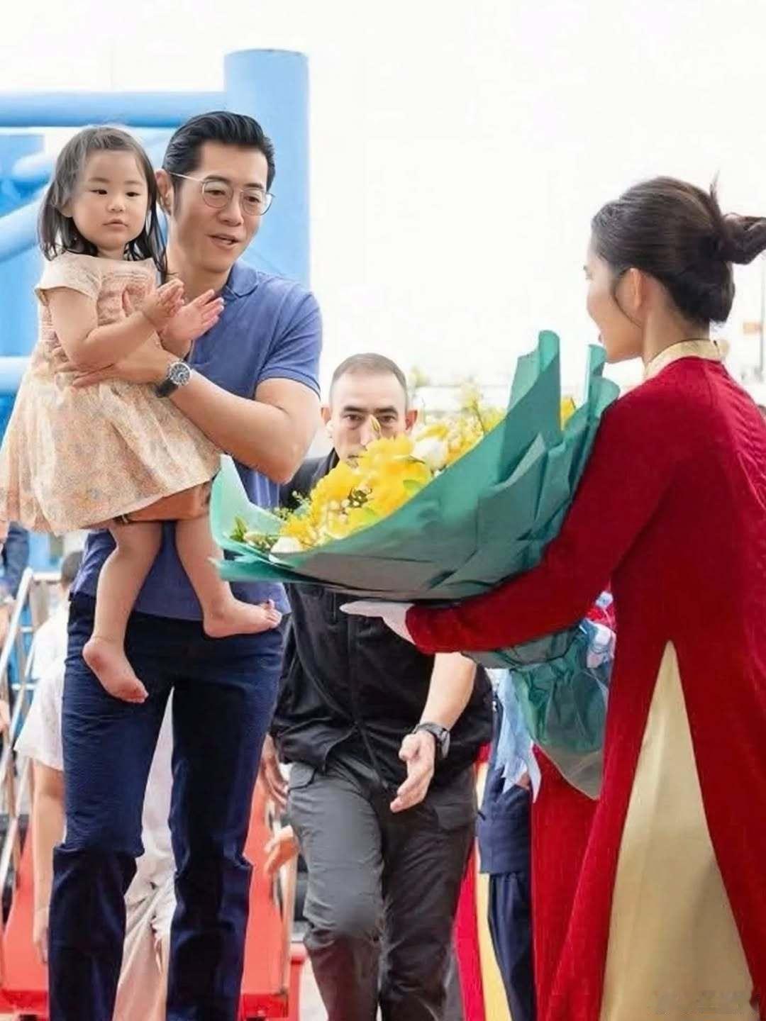 不丹王室🇧🇹不丹国王夫妇国事访问越南，带了三个娃，还抽空在越南国内旅游一圈