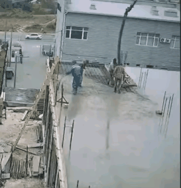 建房不支木板，真搞笑[笑着哭]