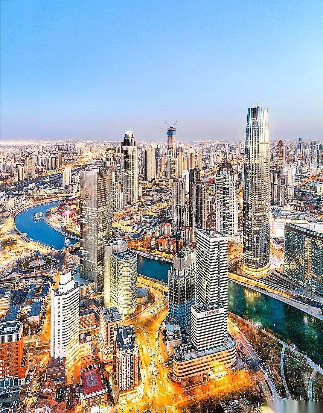 我第一次看到这三根‘擎天柱’杵在一块儿的时候，真有点懵。三座，全过300米。