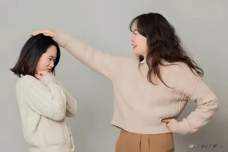 我同学怀孕8个多月，被小姑子和婆婆联手打了。丈夫回家后的举动，让所有人都大吃一惊