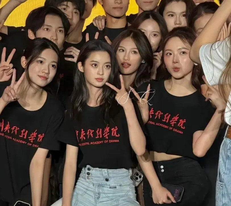 黄杨钿甜合影站C位，并且眼神坚毅！感觉多大的事情在娱乐圈都不算大事，都能给平