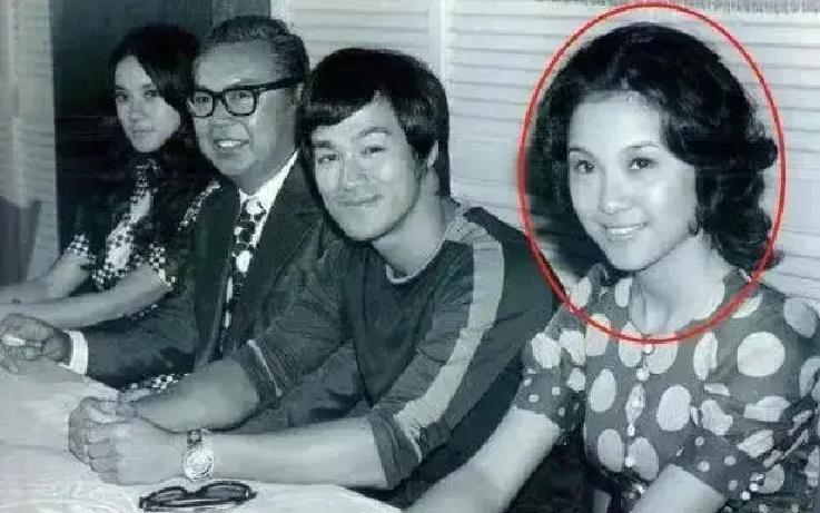 向华强女儿？她更怕别人记住这个身份。你在珠宝展上见到她，捏着游标卡尺，指甲