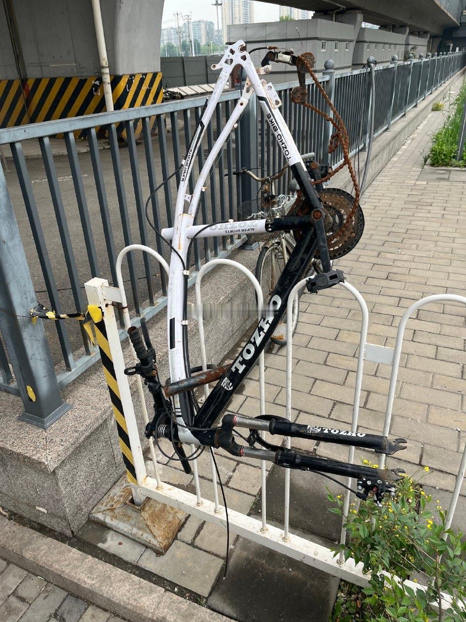 自行车防盗的巅峰之作~~~请问谁能把这车骑走？？？