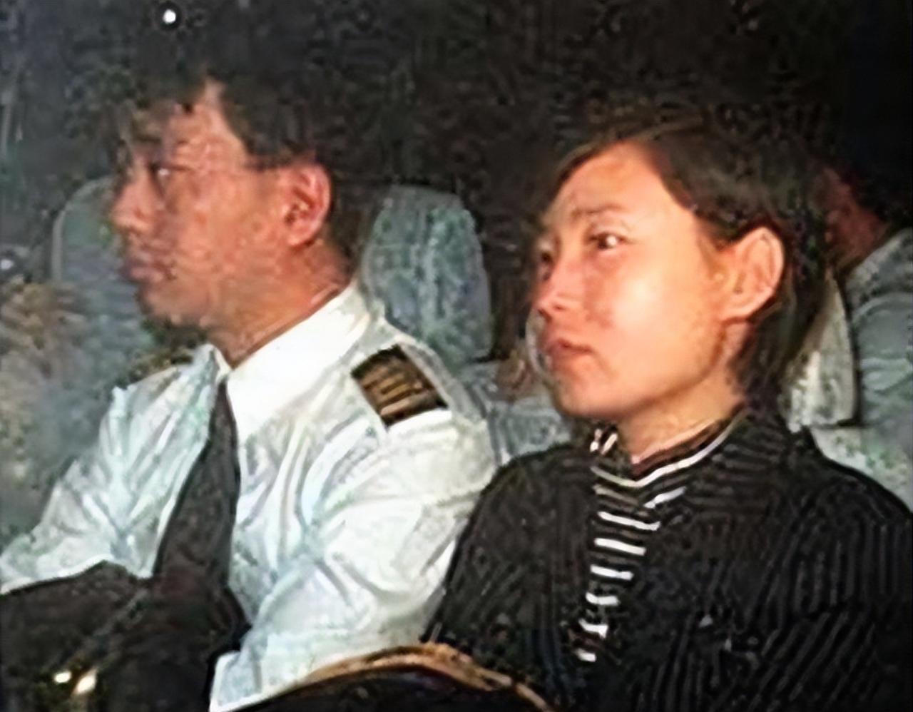 1998年，国航机长袁斌只因为不满分房制度，携带着妻子，驾驶载有95名乘客