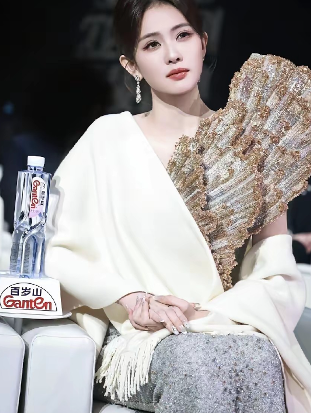 现在全网最尴尬的人估计就是白鹿了吧本来开开心心去走红毯，结果这身Alexis