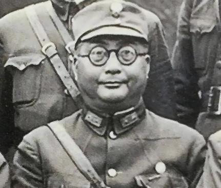 傅作义这人不简单，和平解放北平时，他手下亲信部队不多了，剩下十几万中央军只是名义