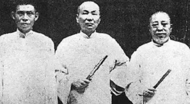 杜月笙被绑架时，领头的劫匪张口就是40万大洋，杜月笙冷声道：“40万太少，我出9