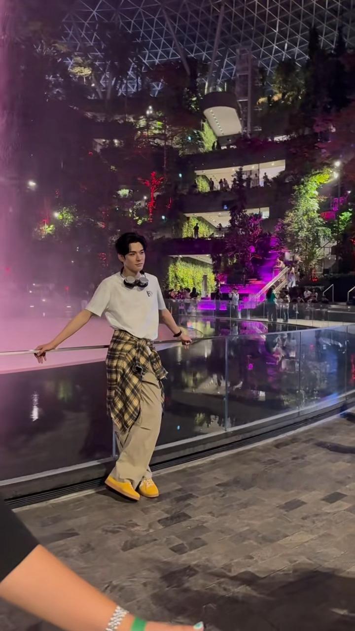 龚俊站在这才是机场的打卡点吧[墨镜][墨镜]怎么拍个打卡照都这么帅！！！新加坡机场偶