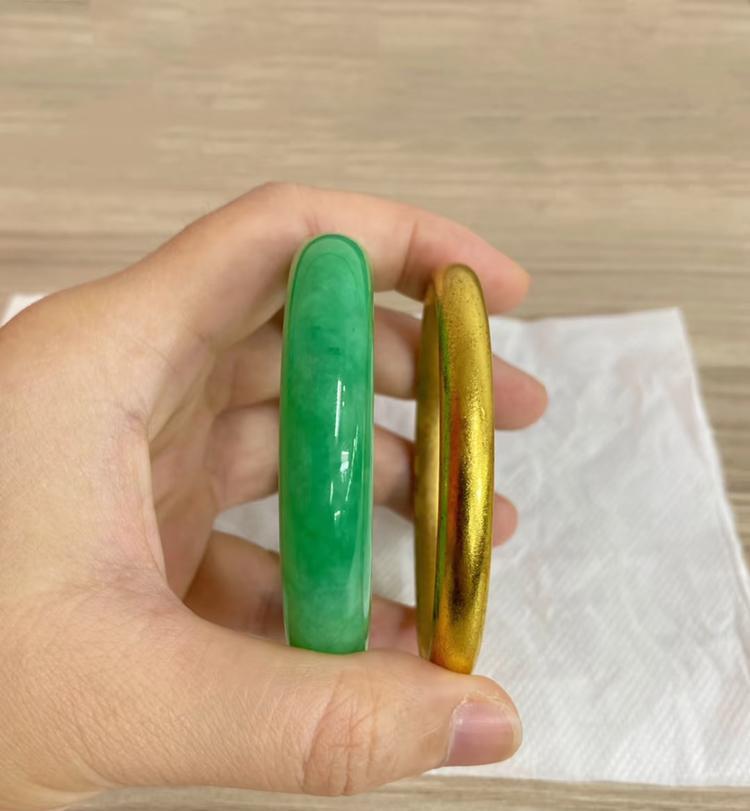 翡翠镯子和金镯子，到底该怎么选？好纠结……婆婆说，两只手镯给我和大嫂一人一只，