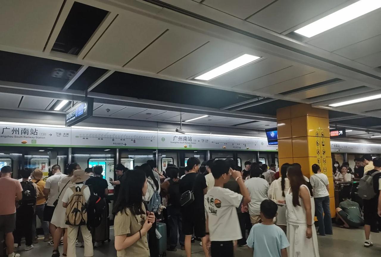 这几天和好几个家里有小孩子正在读小学的同学吃饭，她们都聊到家里小孩的教育大事。首